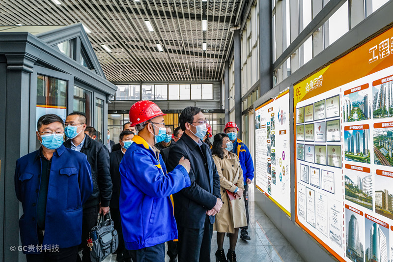 施波：貴州省工商聯(lián)副主席   徐紅：貴陽(yáng)市委常委、市委統(tǒng)戰(zhàn)部部長(zhǎng)