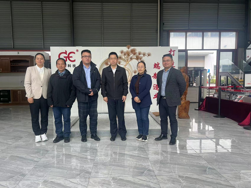 彭劍鳴：貴州省人民檢察院副檢察長(zhǎng)、檢察委員會(huì)委員、致公黨貴州省委會(huì)副主委